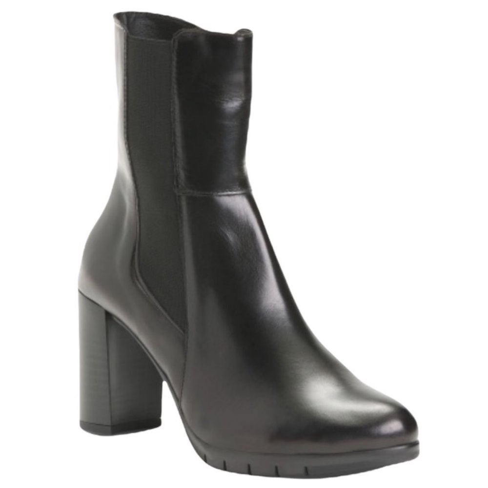 Heeled black bootie